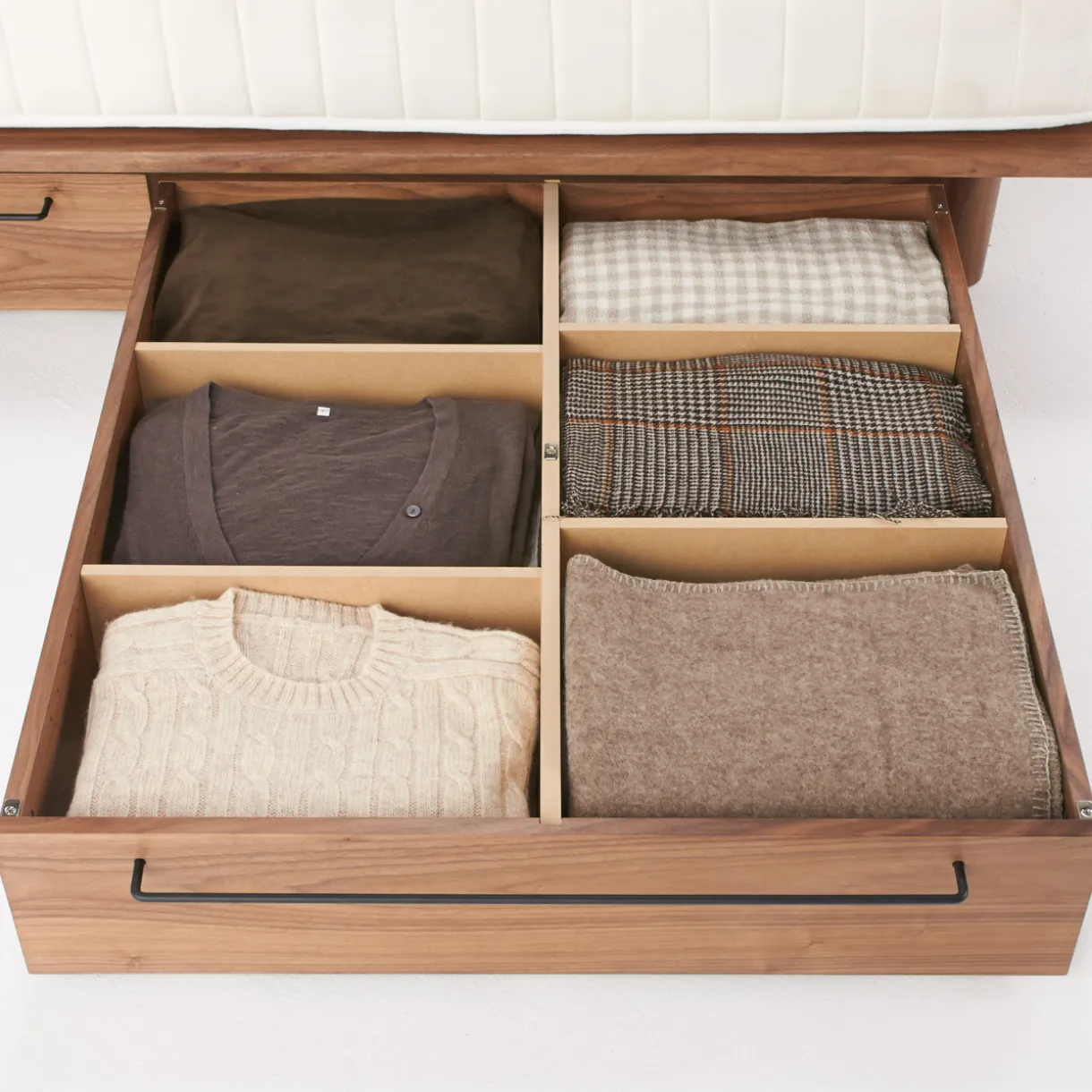 Tiroir en noyer pour lit plate‐forme