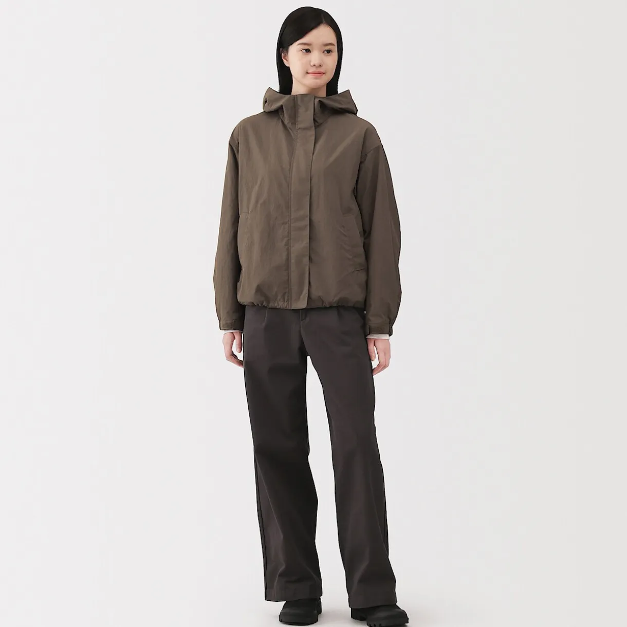 Veste à capuche déperlante et compacte en nylon pour femme