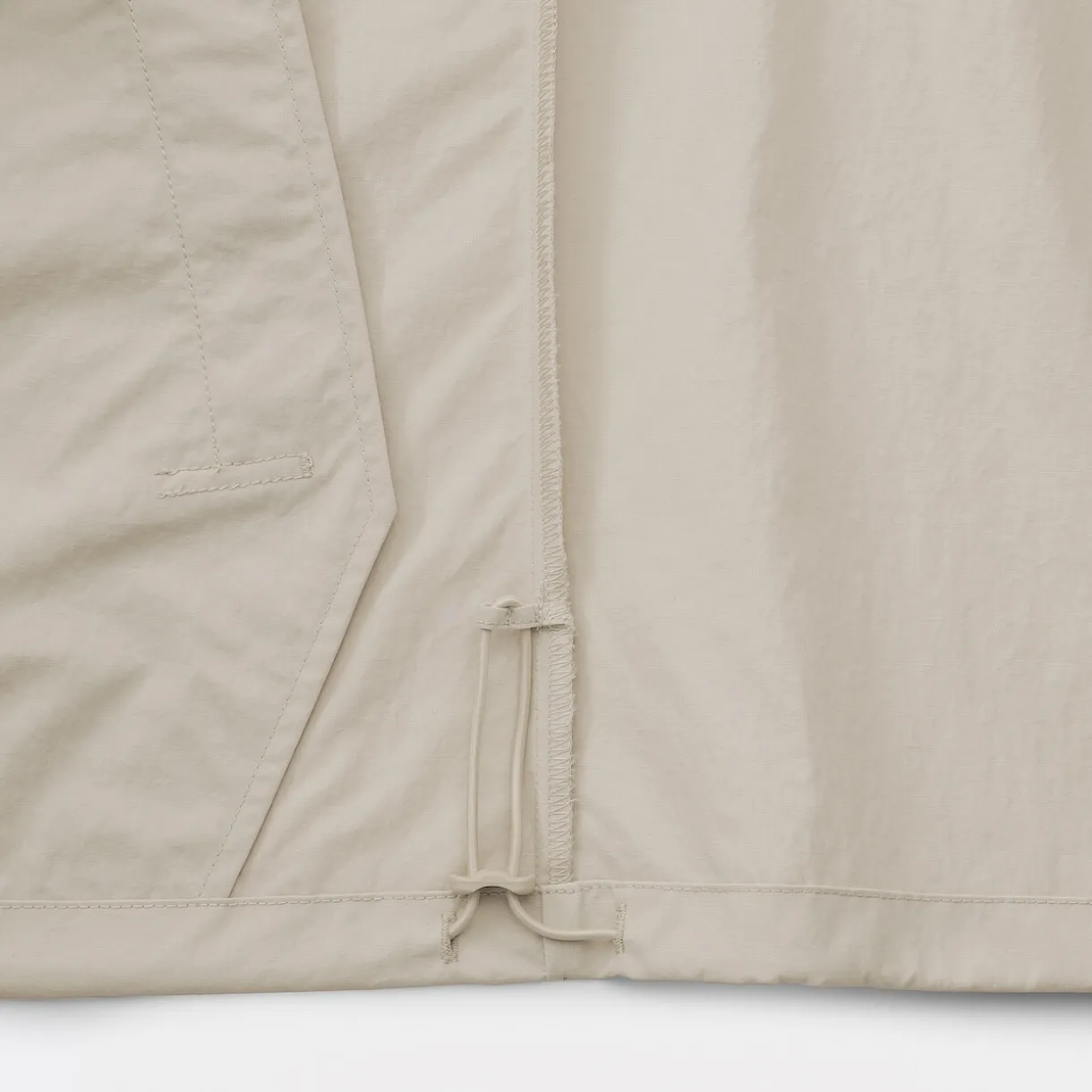 Veste à capuche déperlante et compacte en nylon pour femme